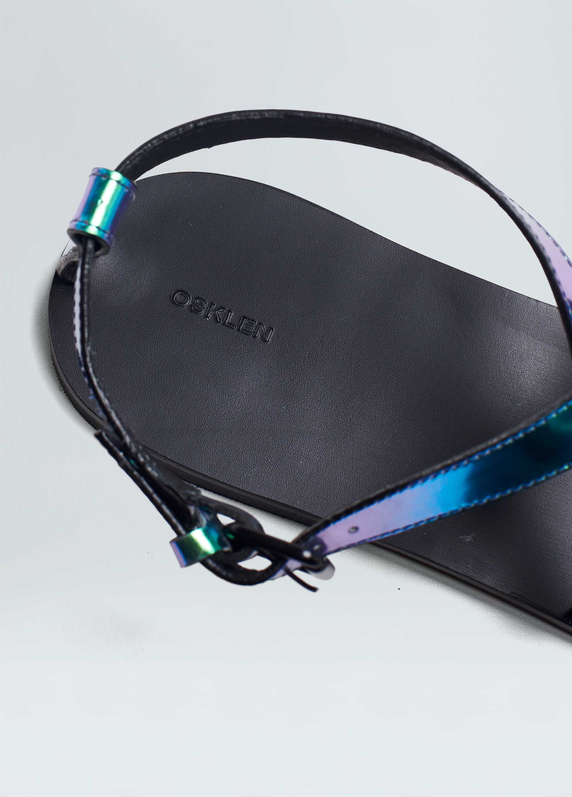 Sandália flat straps holografica