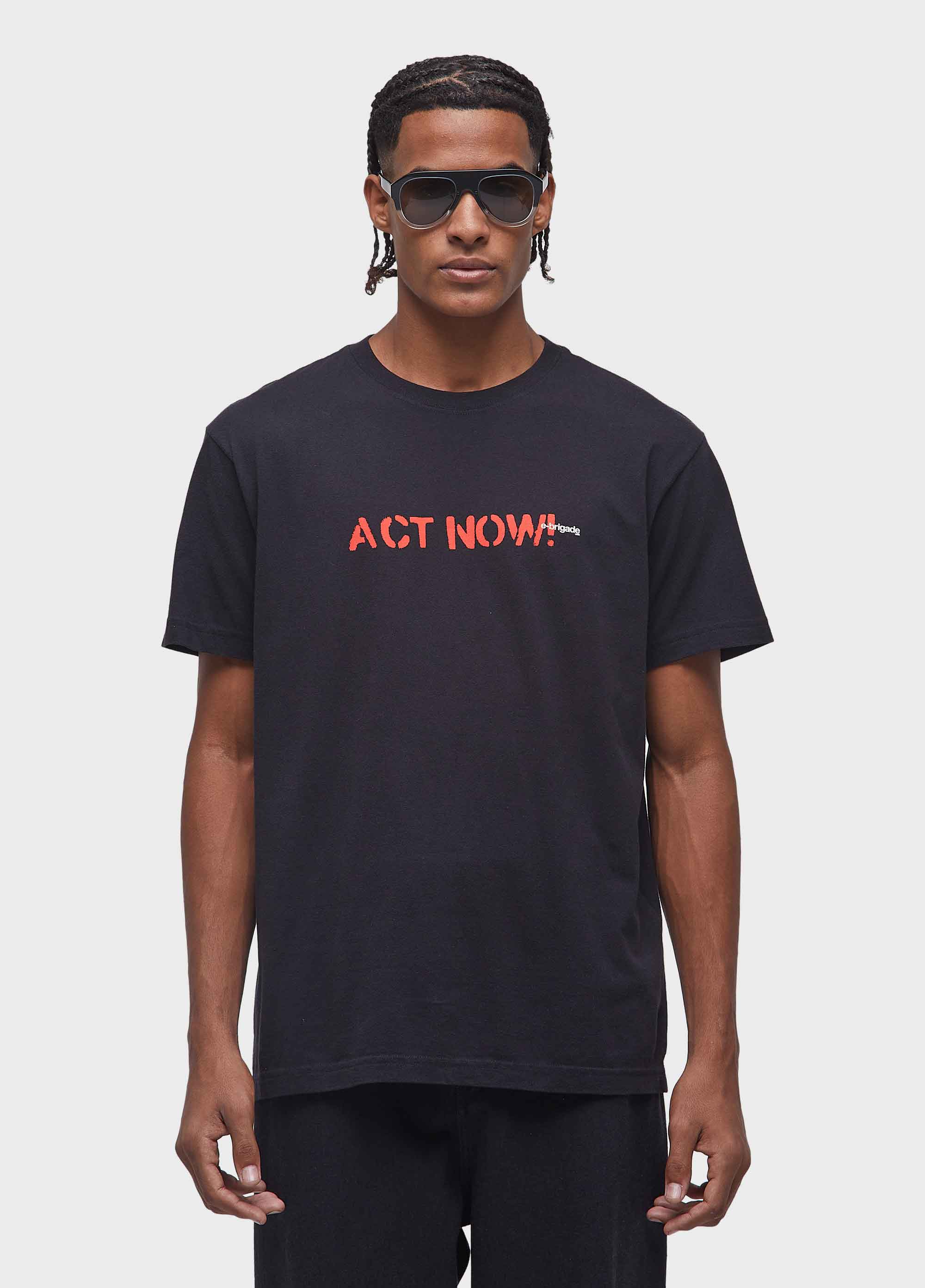 T-shirt vintage act now manifesto