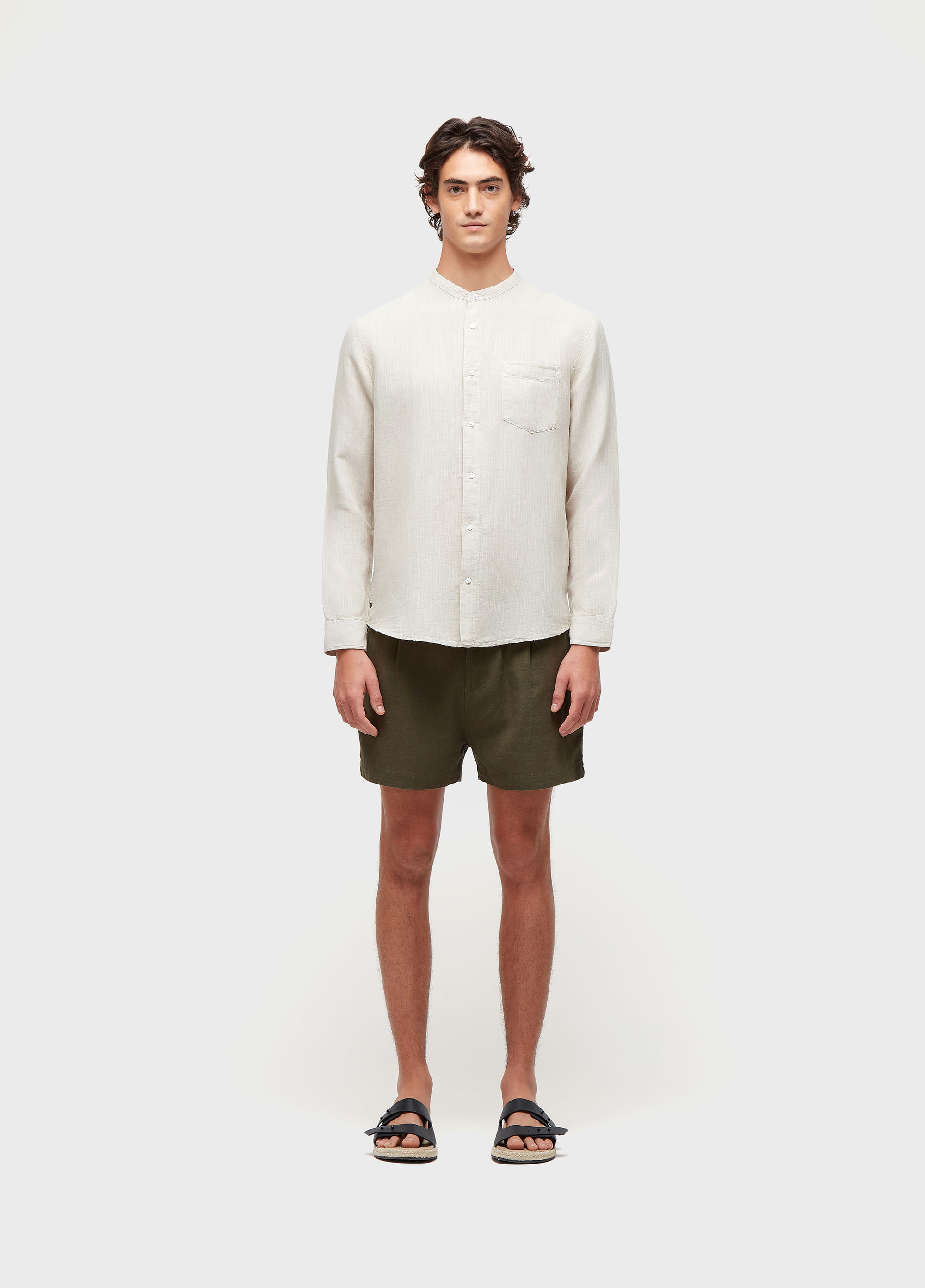 Short fluid linen pleats