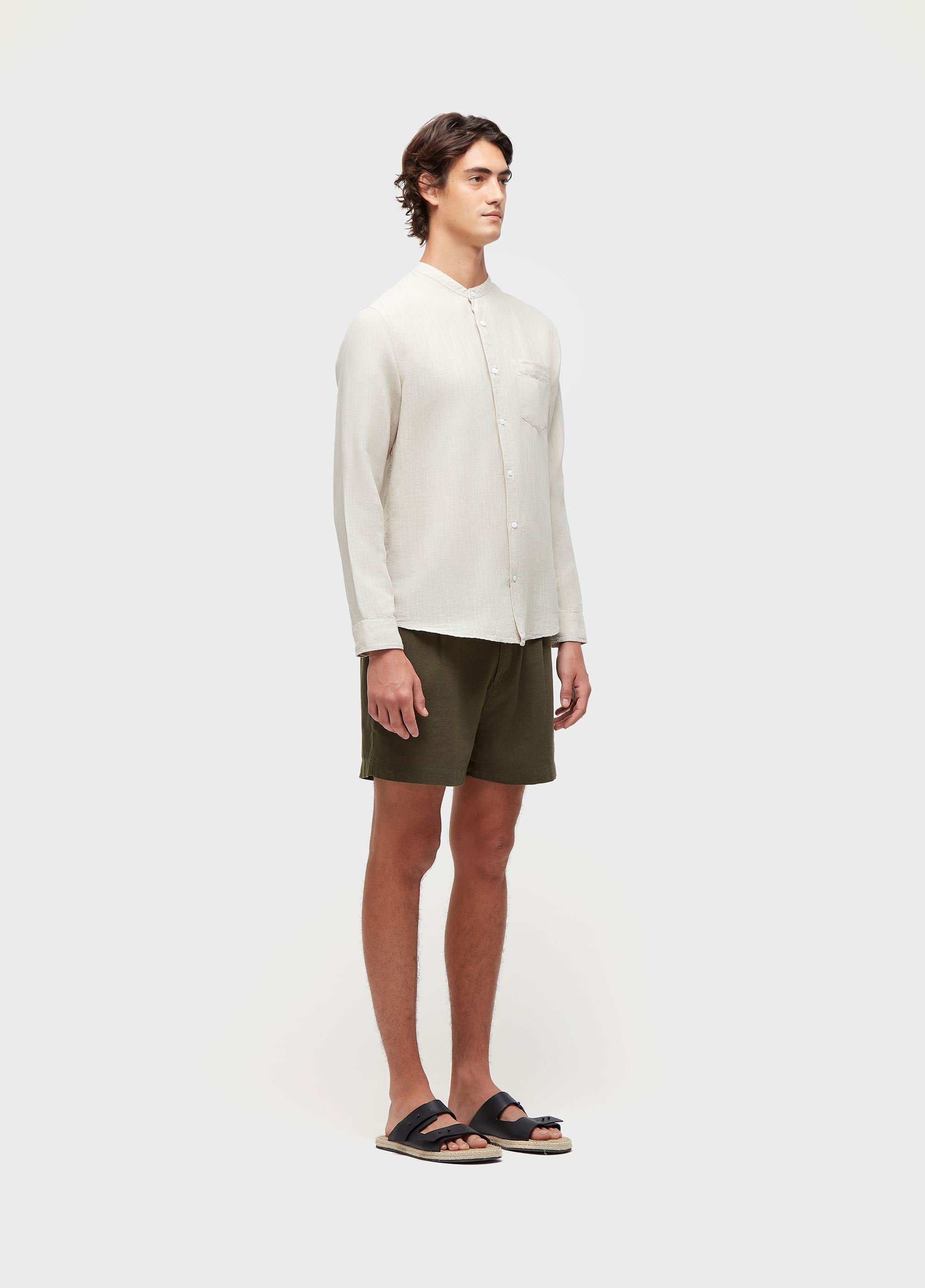Short fluid linen pleats