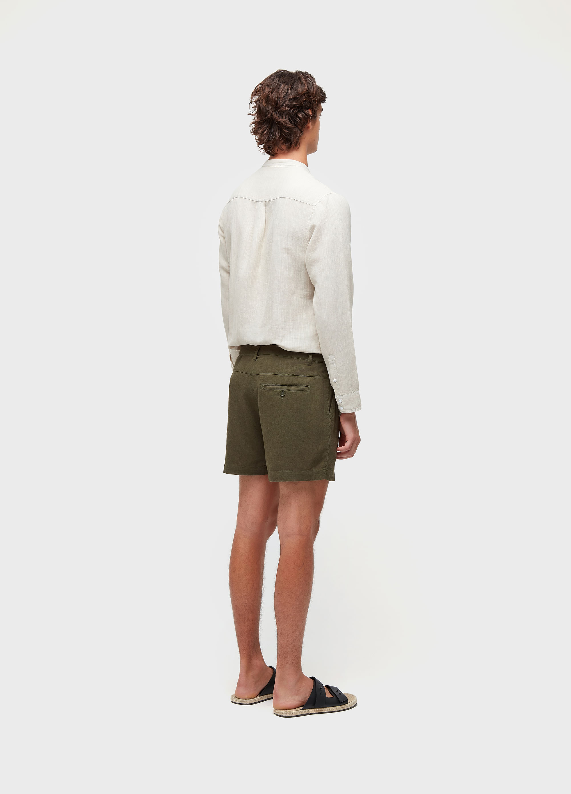 Short fluid linen pleats