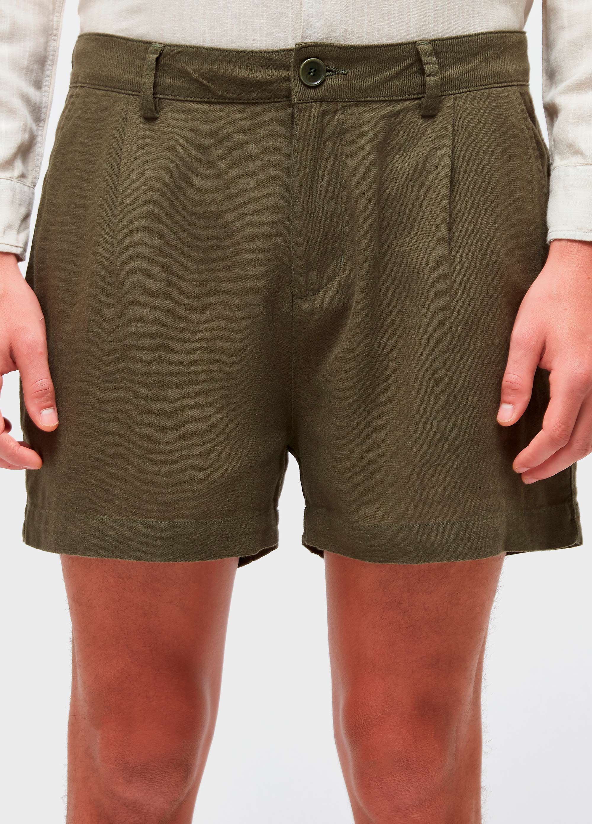 Short fluid linen pleats
