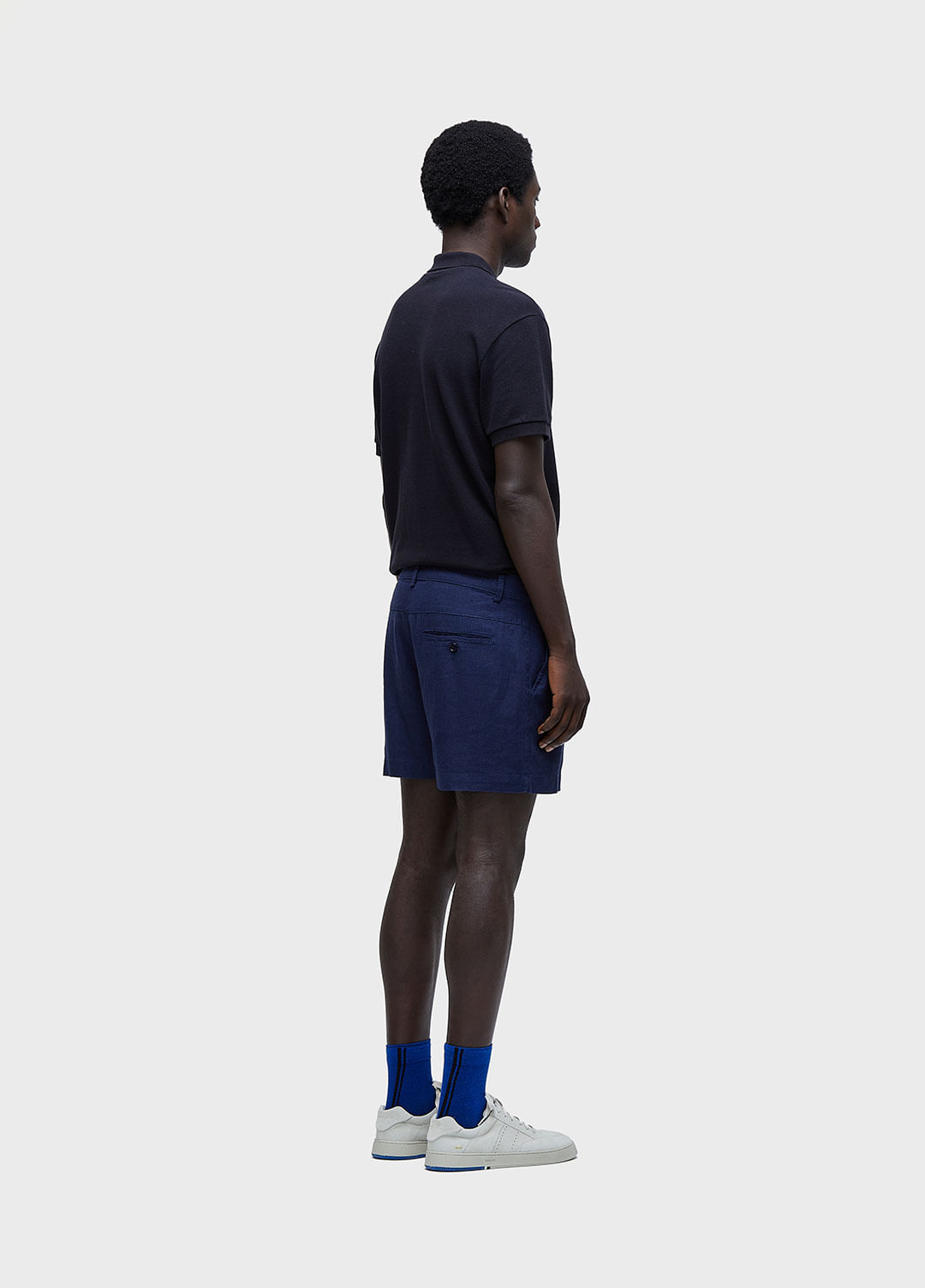 Short fluid linen pleats