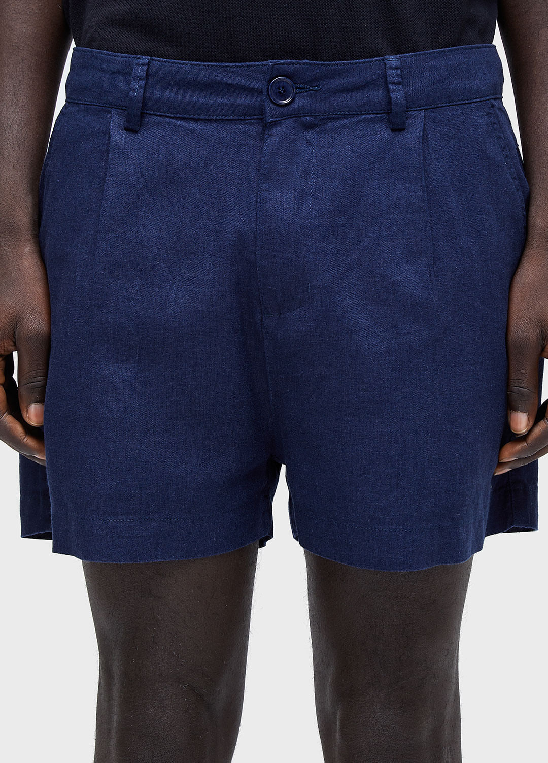 Short fluid linen pleats