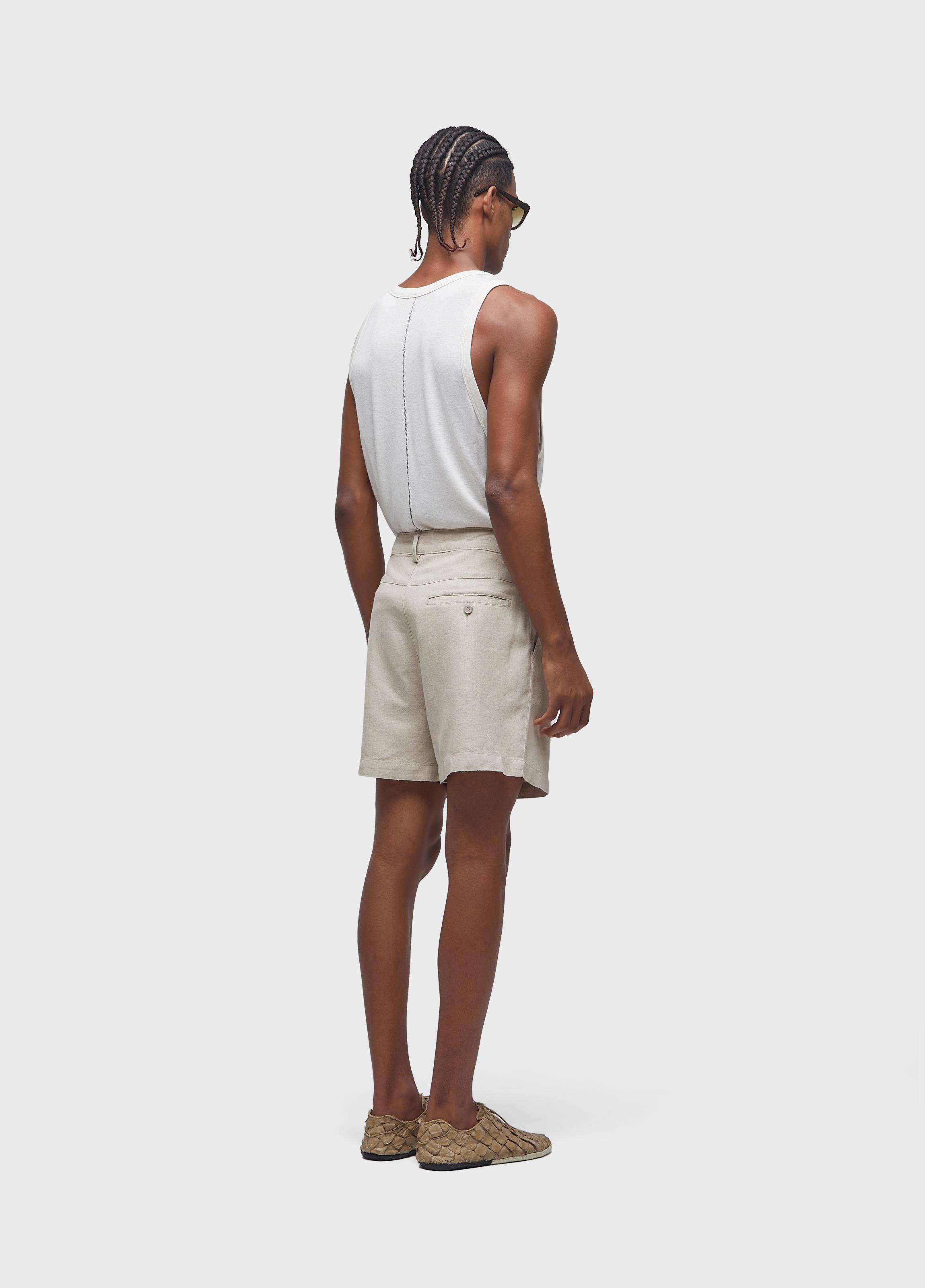 Short fluid linen pleats