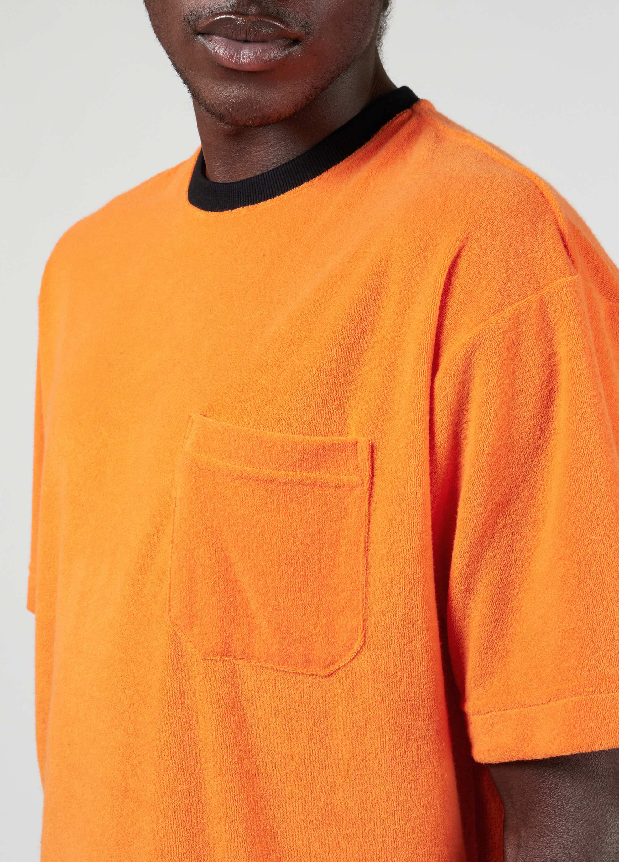 T-shirt over atoalhado