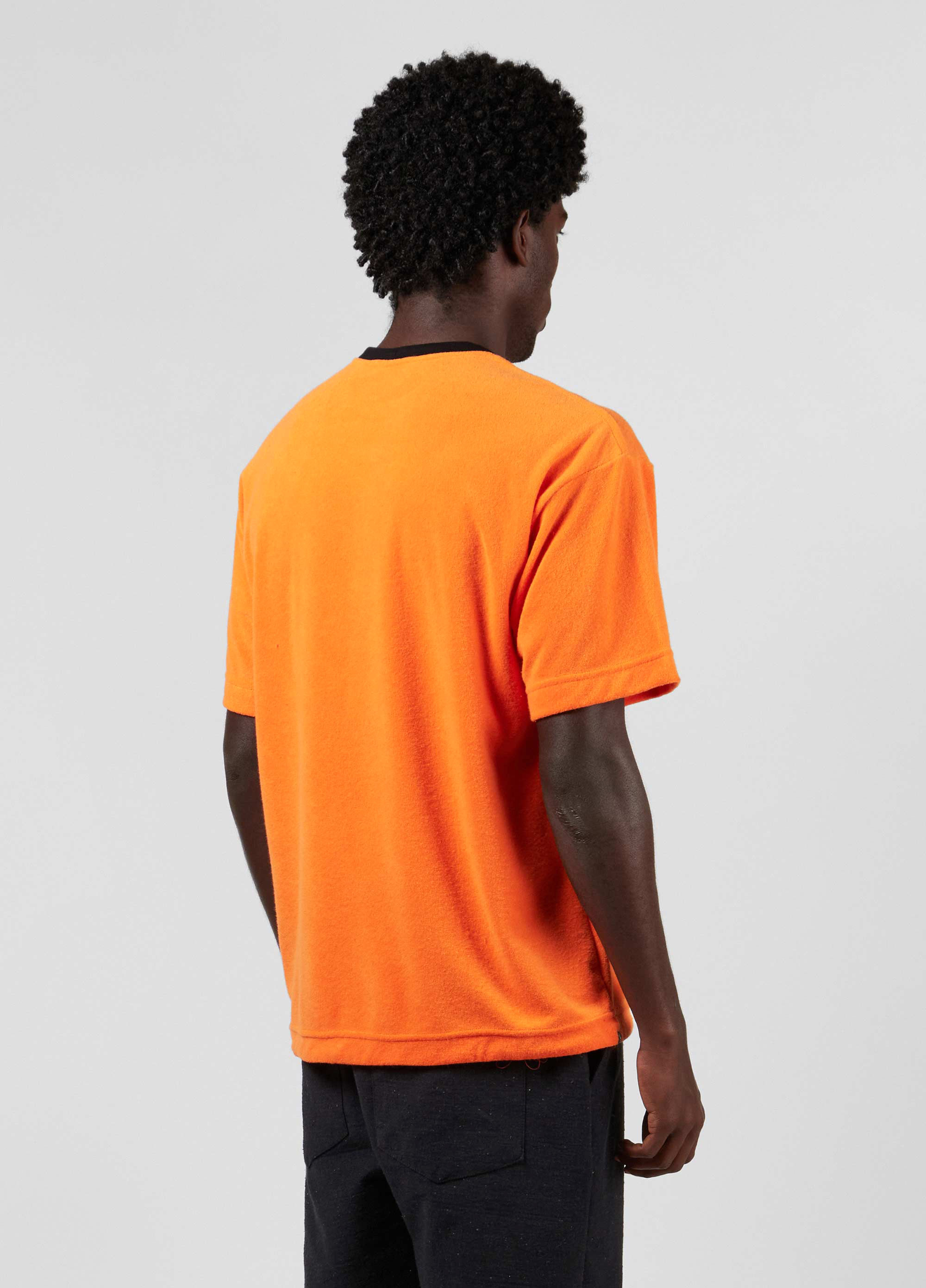 T-shirt over atoalhado