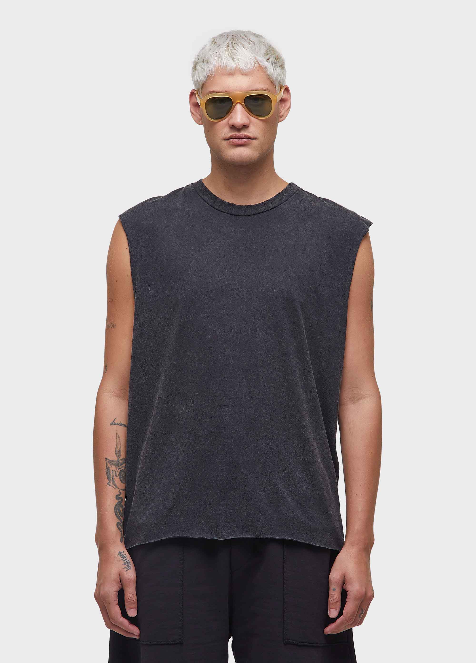 T-shirt sleeveless cut