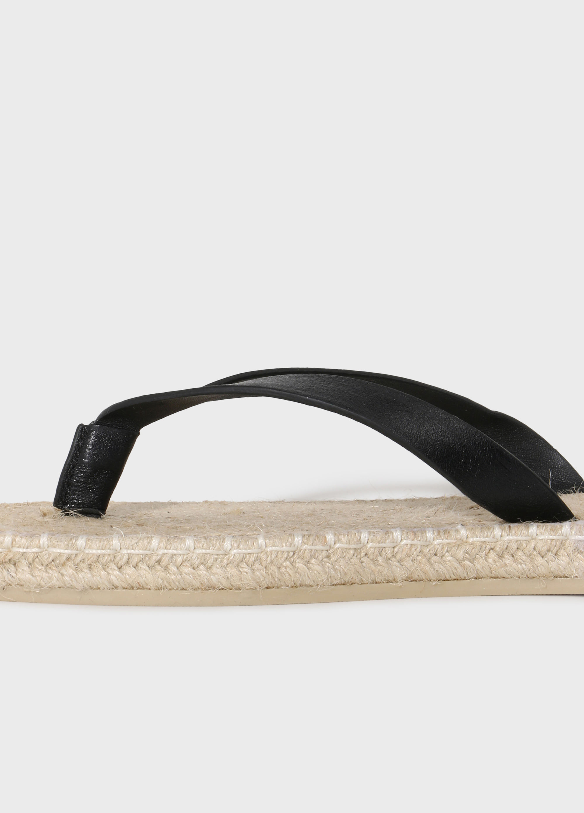 Sandália flat corda couro e basics