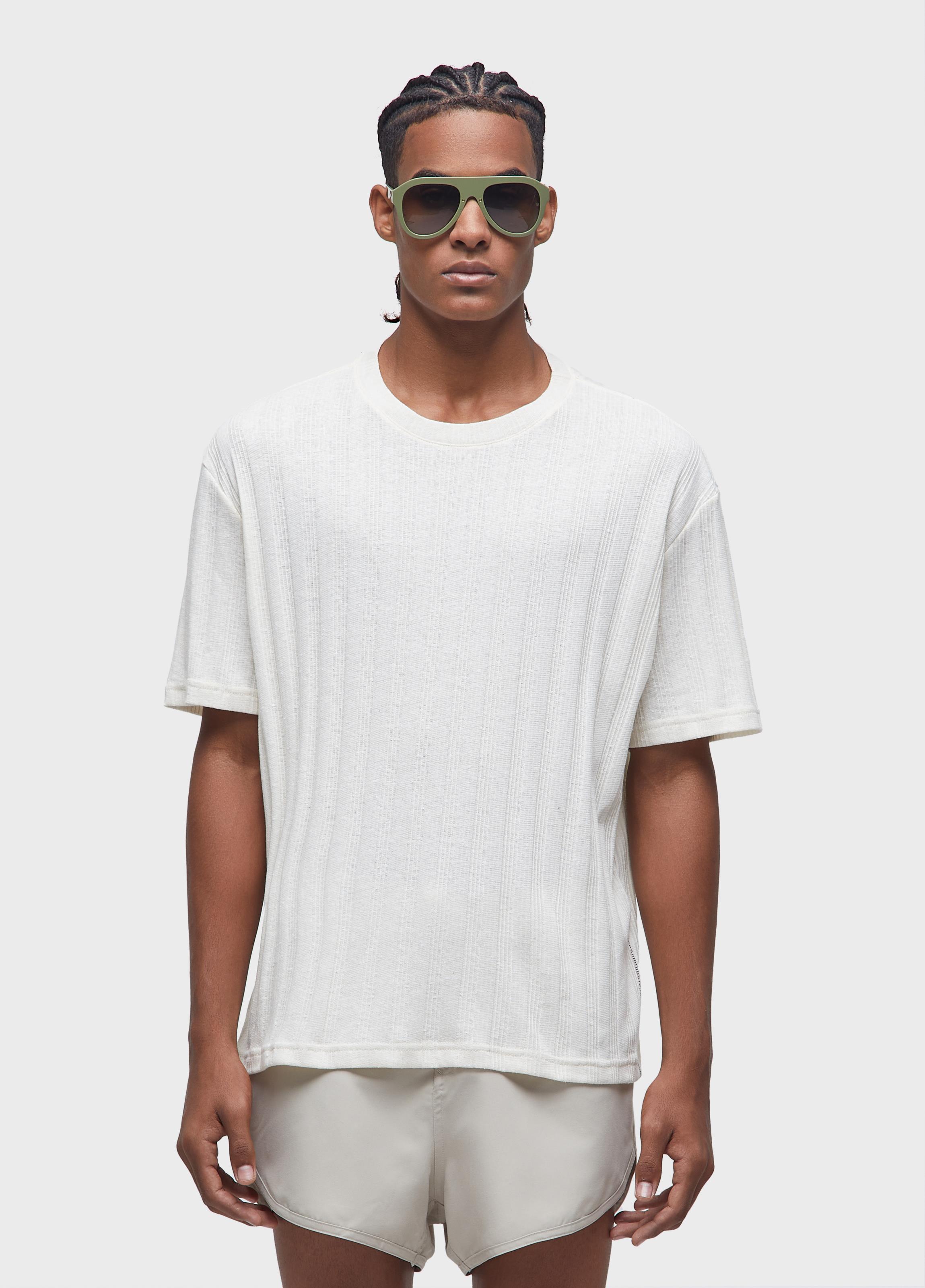 T-shirt over ribbed rustic