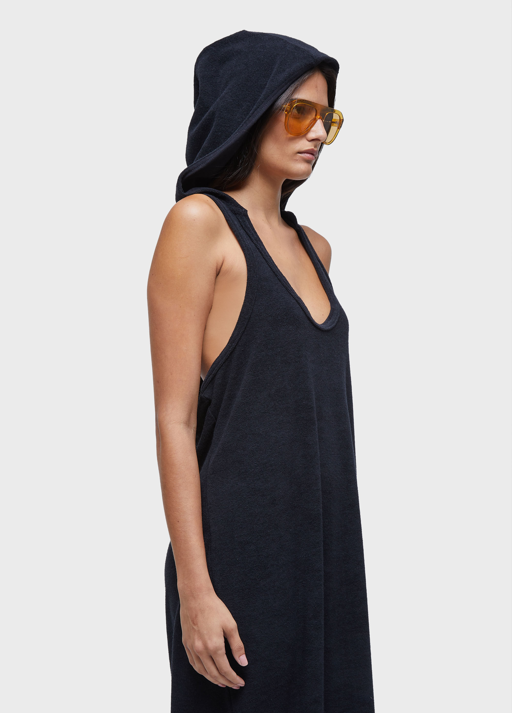 Vestido regata capuz atoalhado