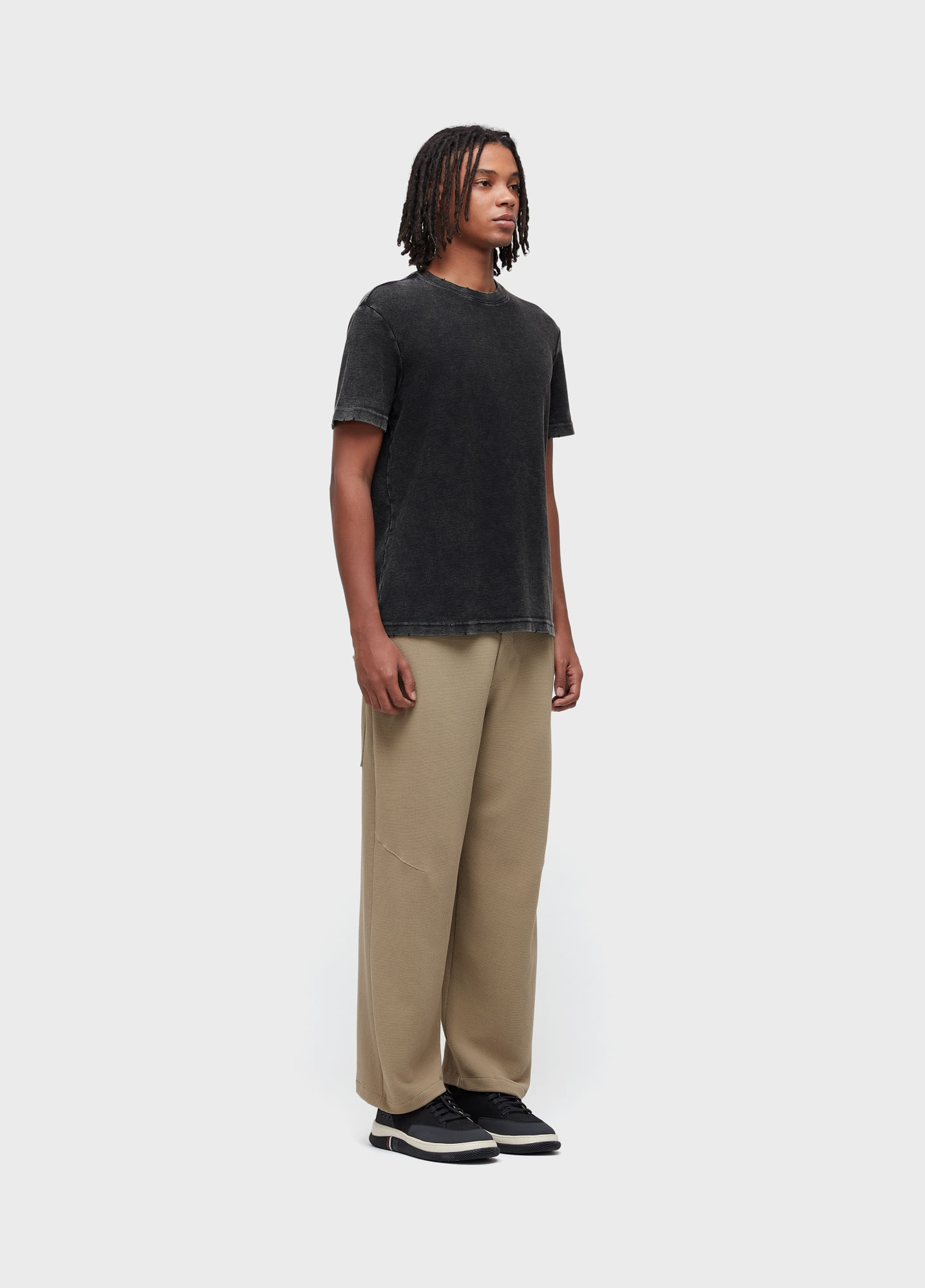 Calça over rustic texture