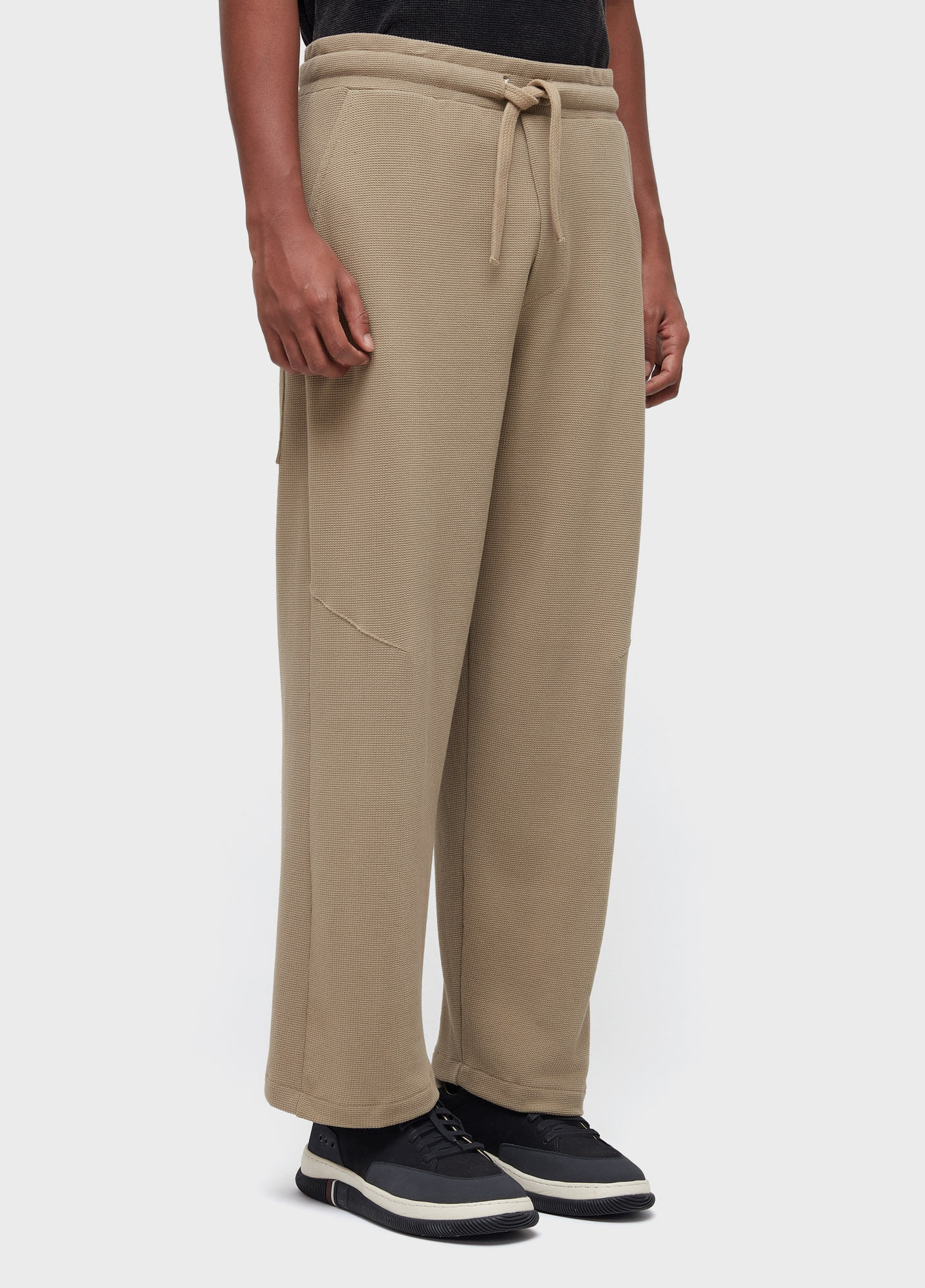 Calça over rustic texture