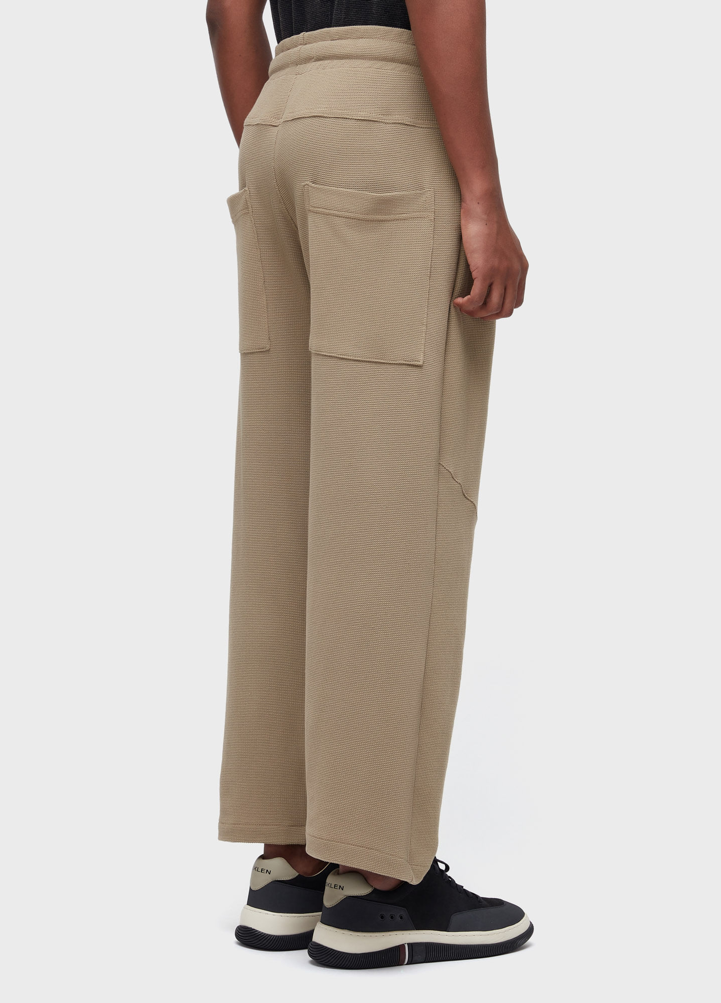 Calça over rustic texture