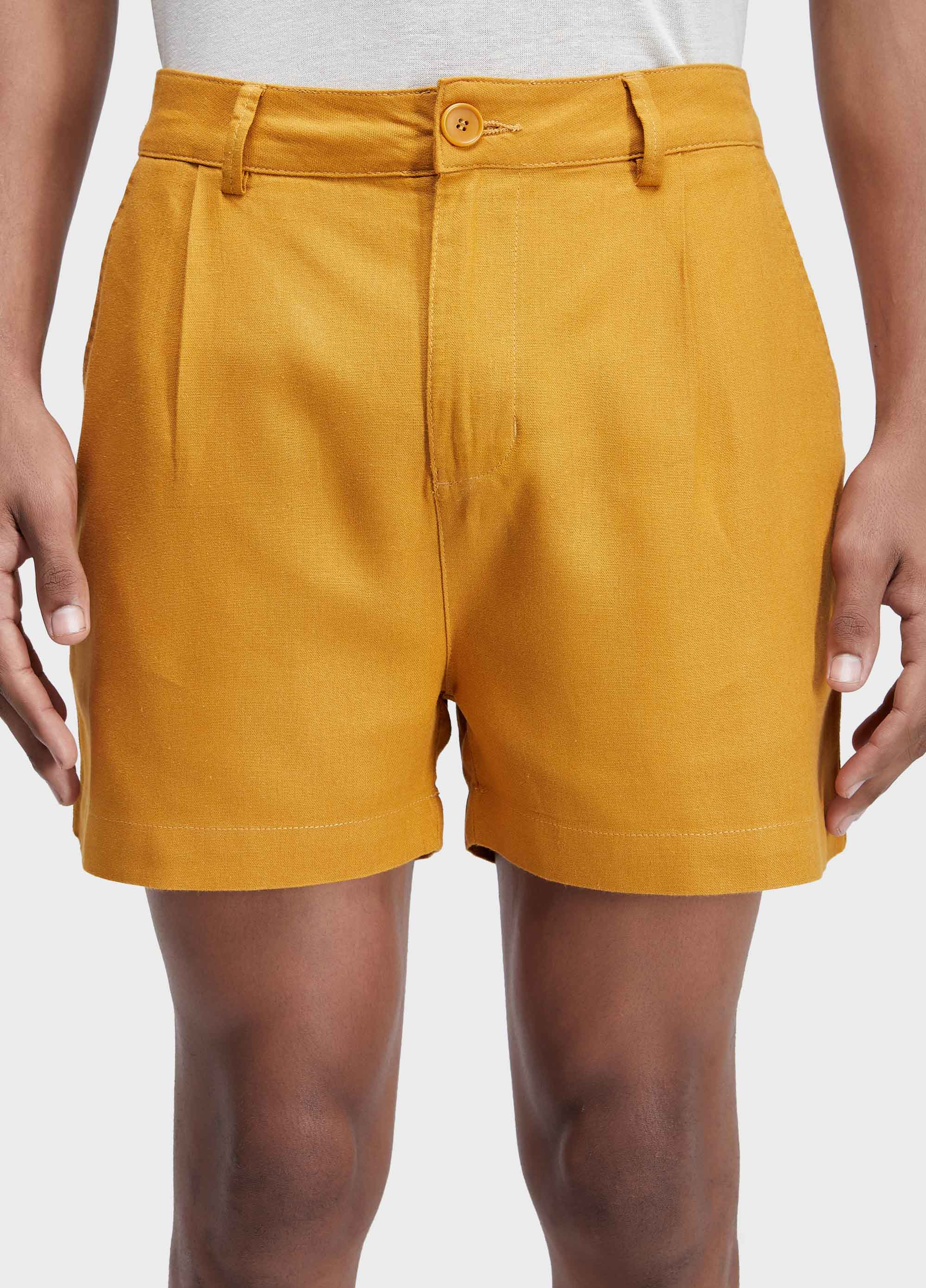 Short fluid linen pleats