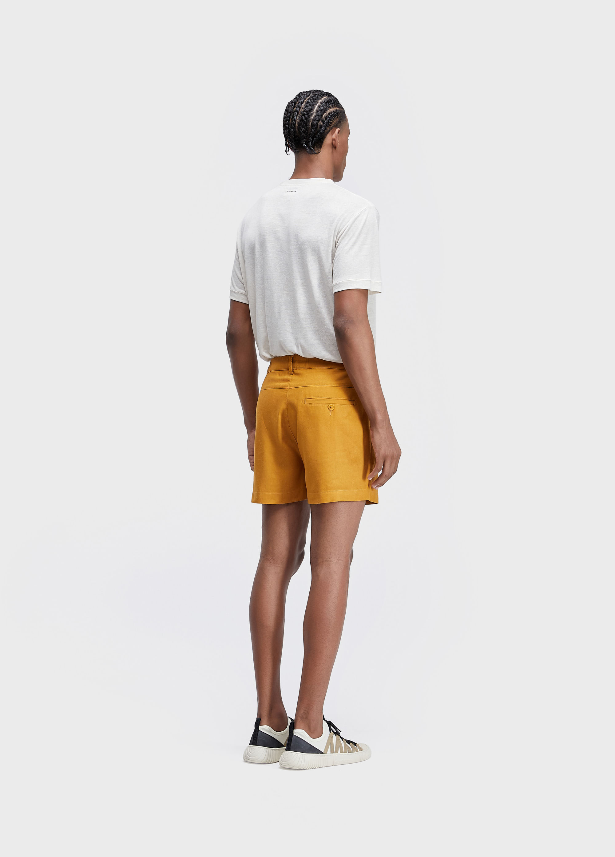 Short fluid linen pleats