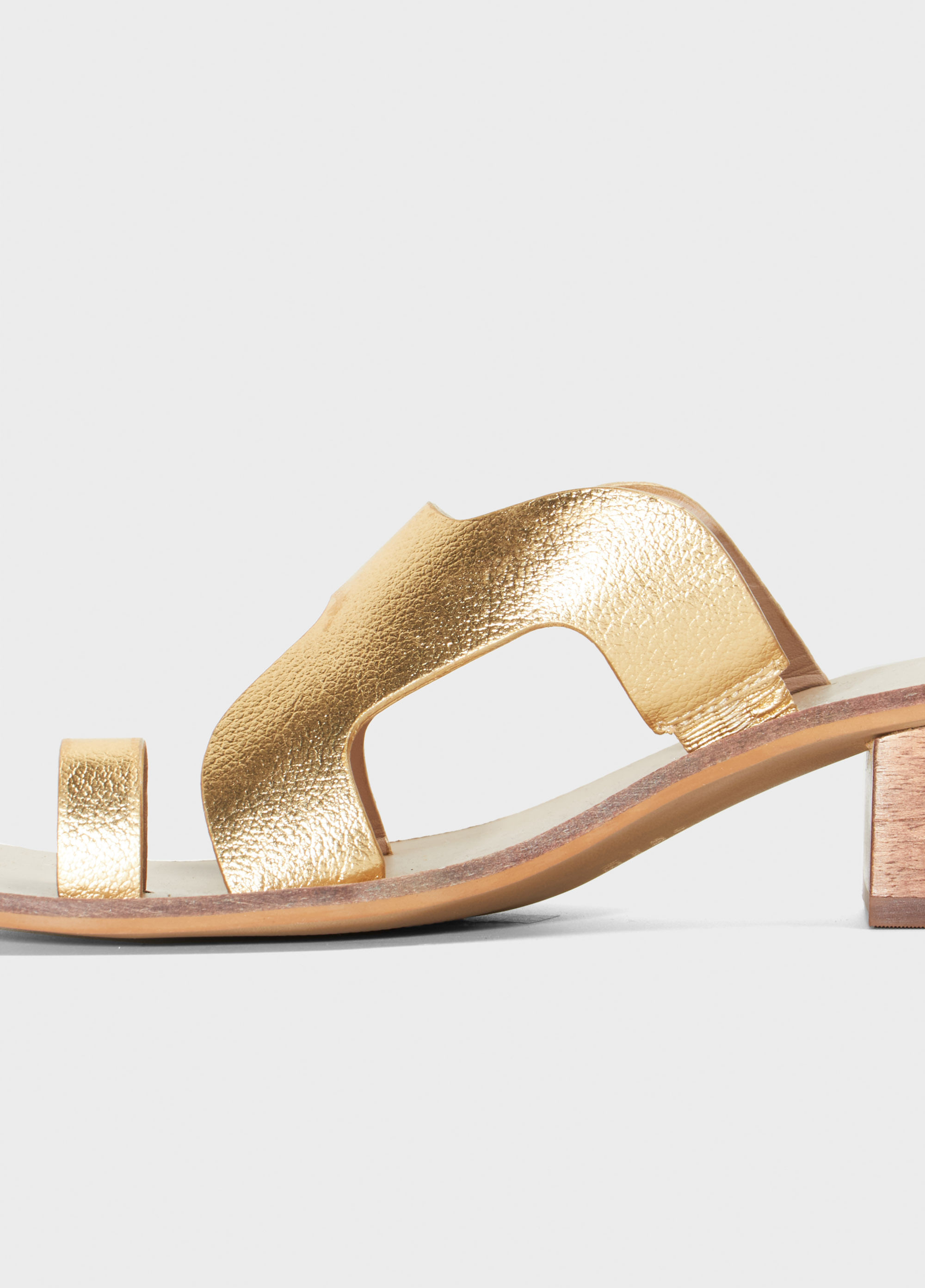 Sandália calçadão salto metalizada