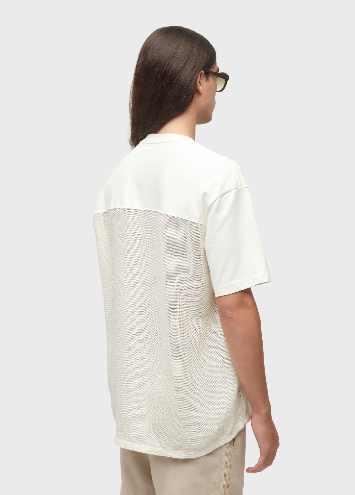 T-shirt over rustic lateral deslocada