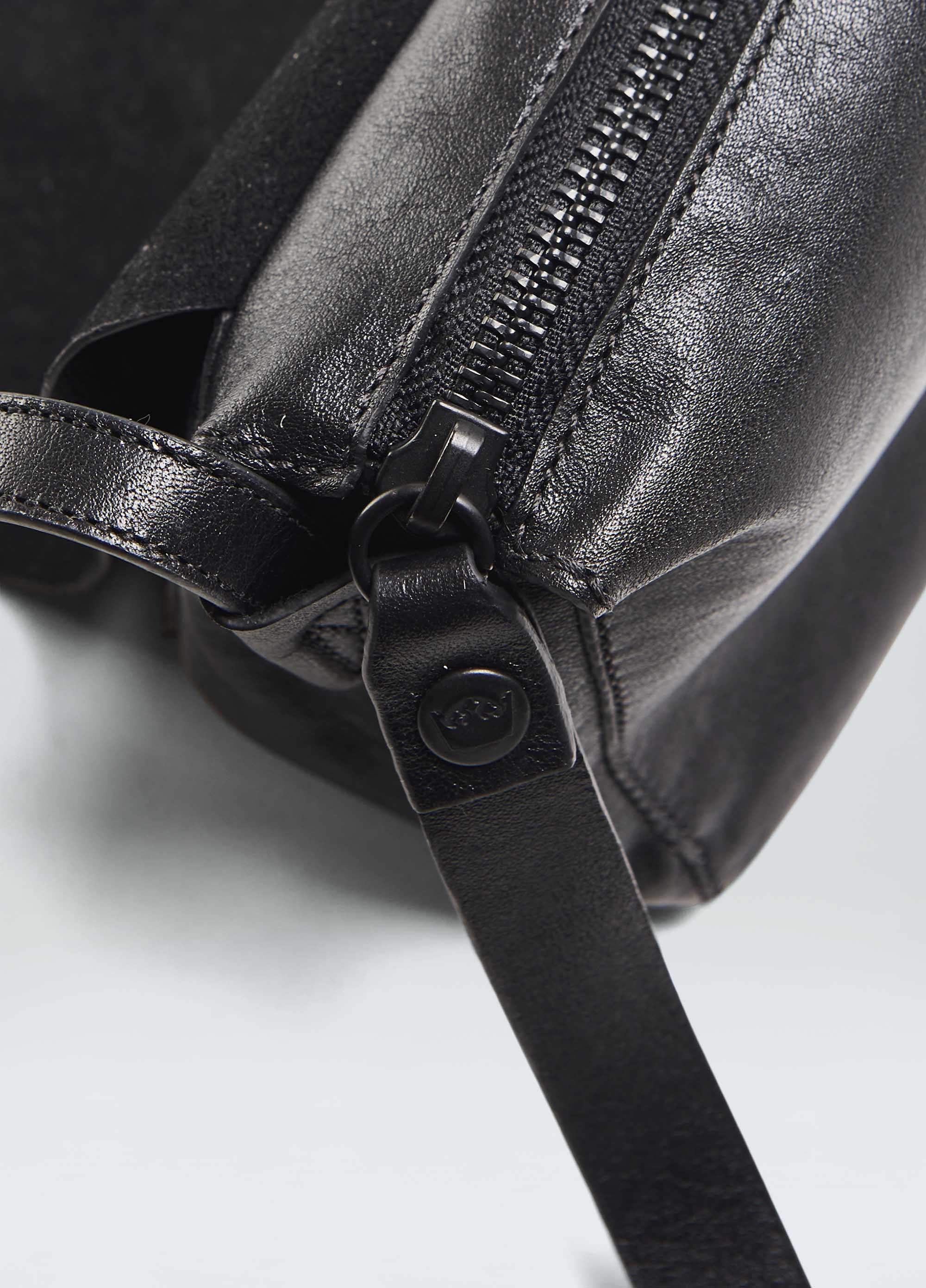 Mini leather crossbody e-basics