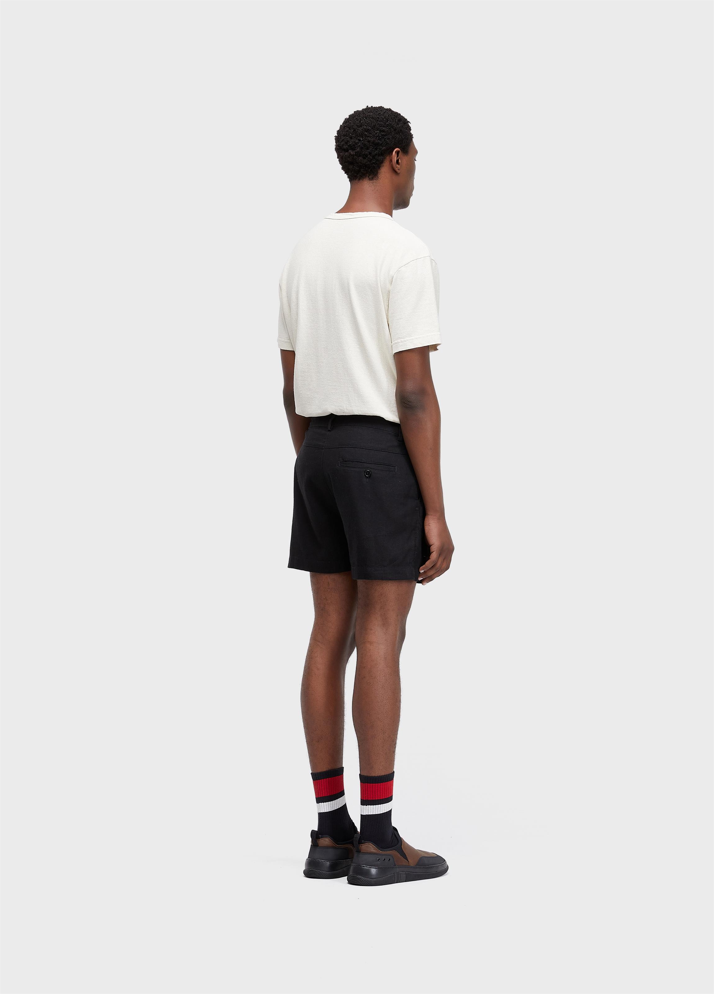 Short fluid linen pleats