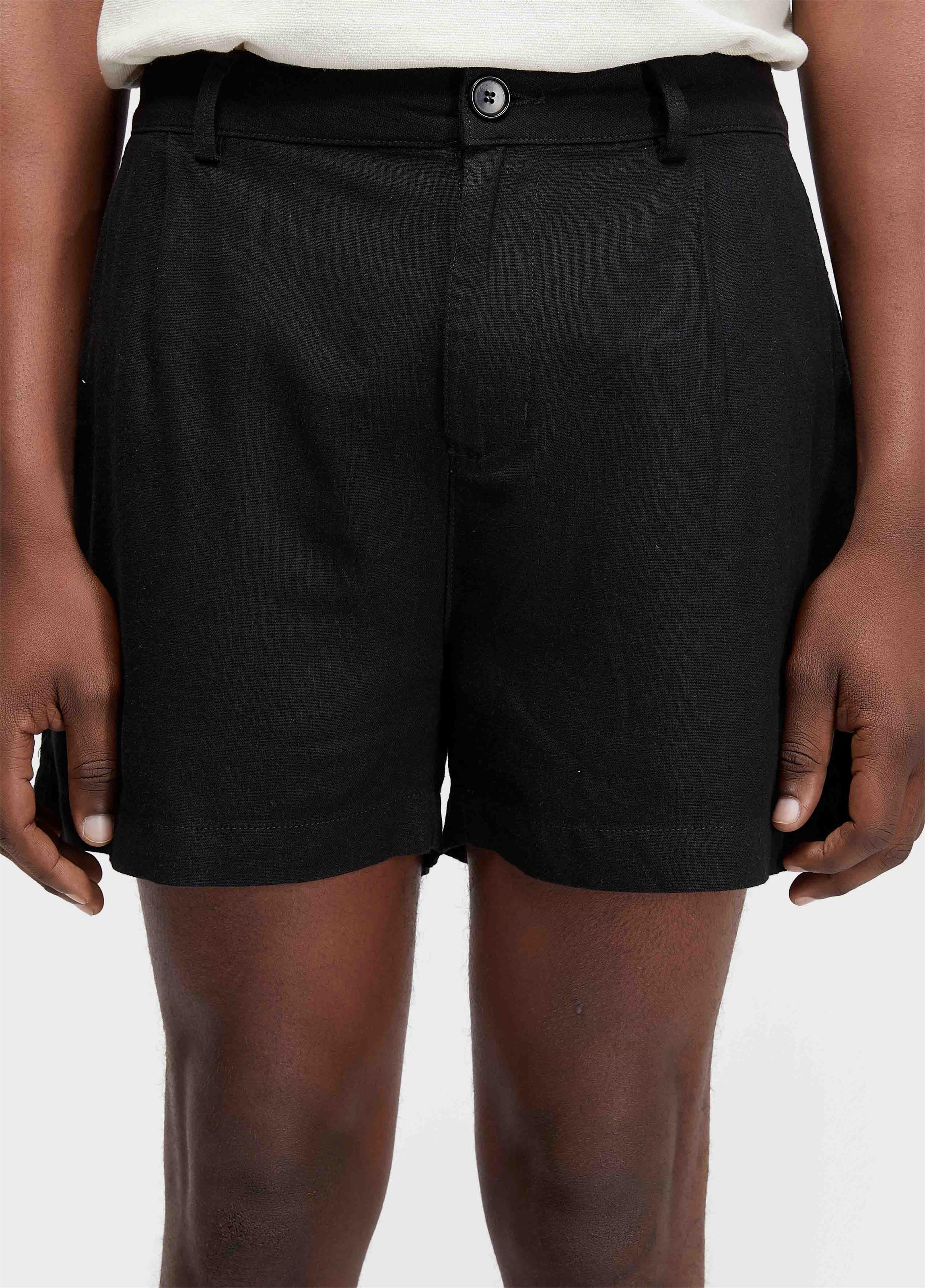 Short fluid linen pleats