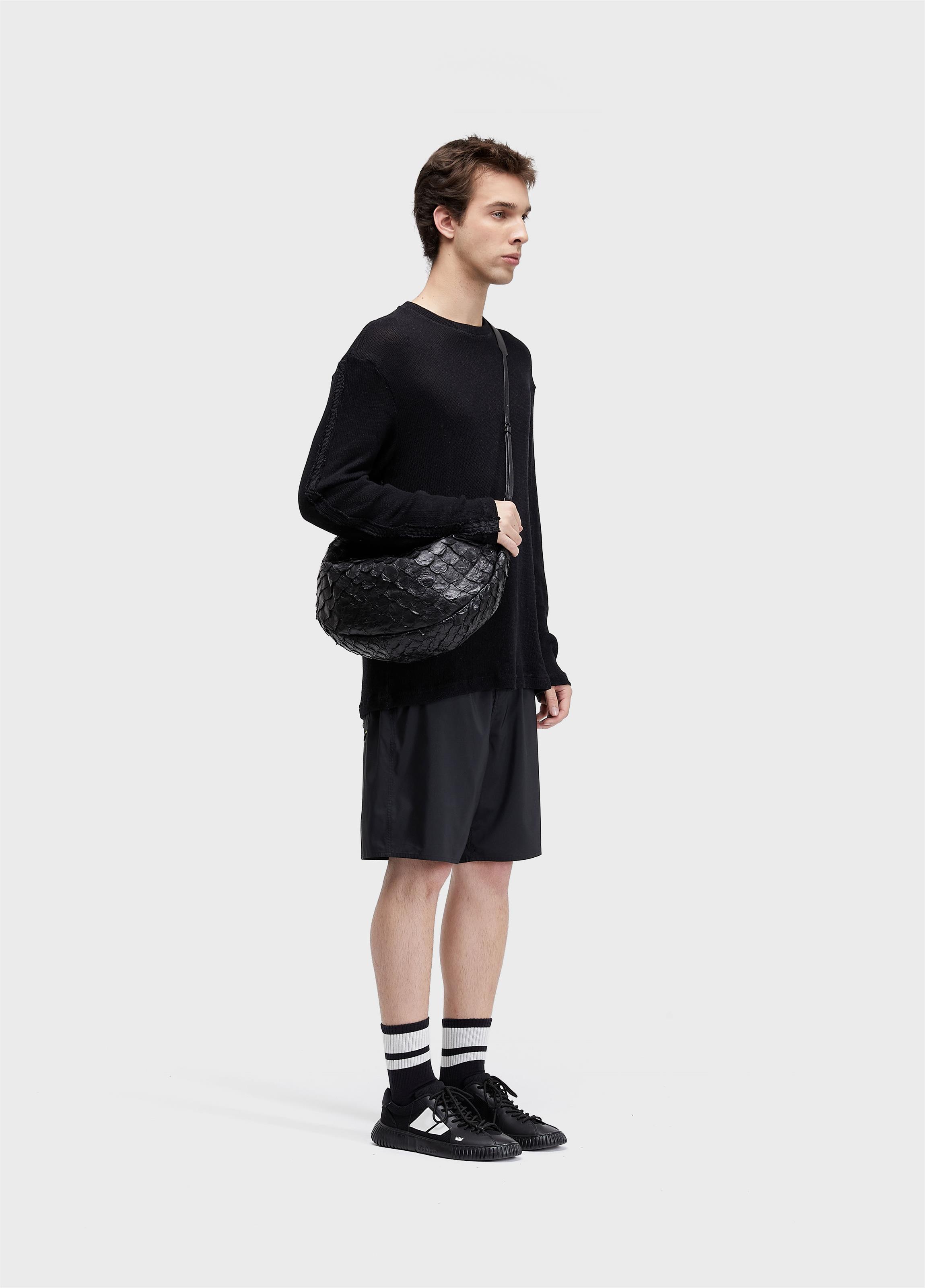 T-shirt over knit texture seam