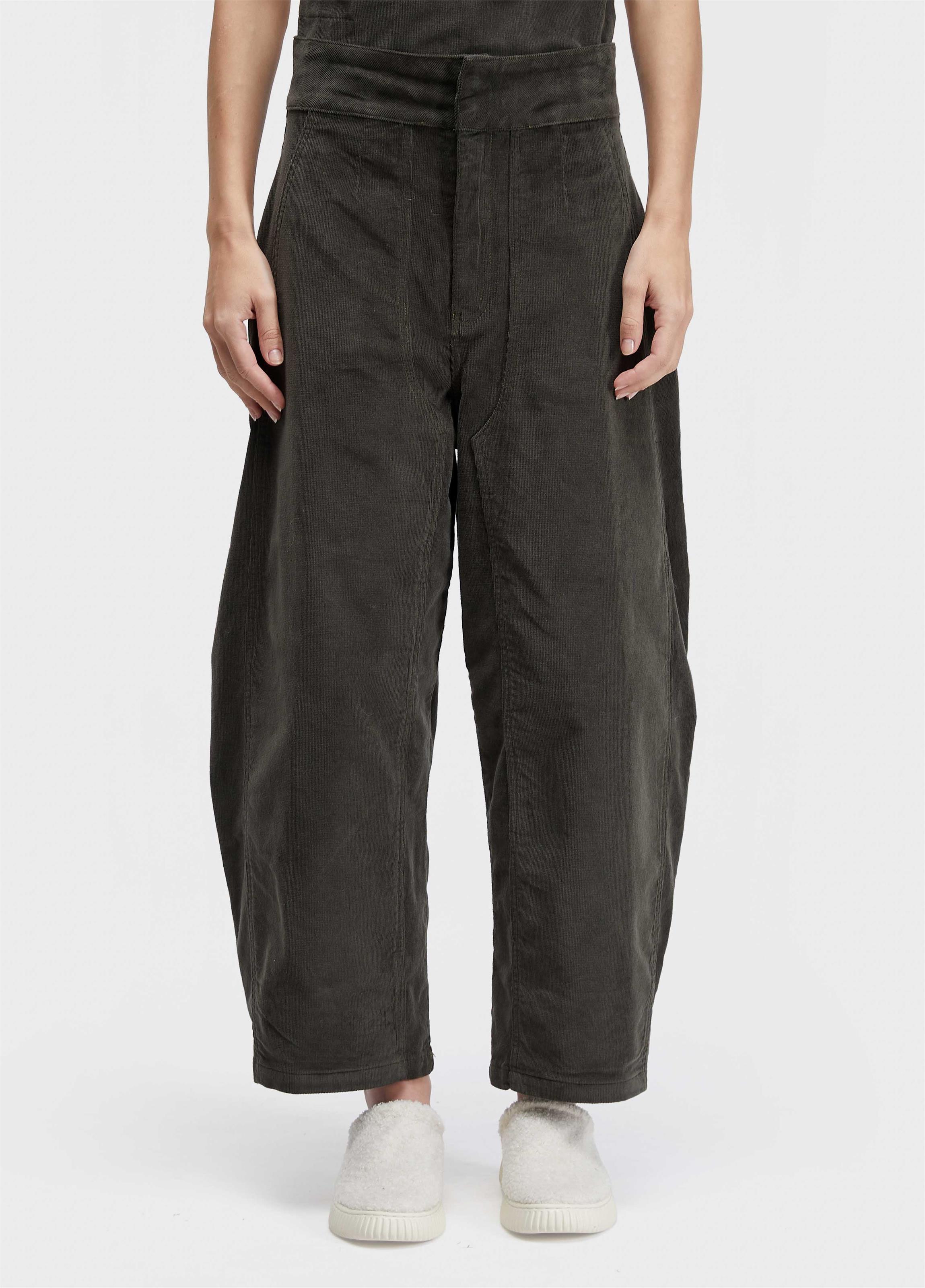 Calça recortes bolsos denim