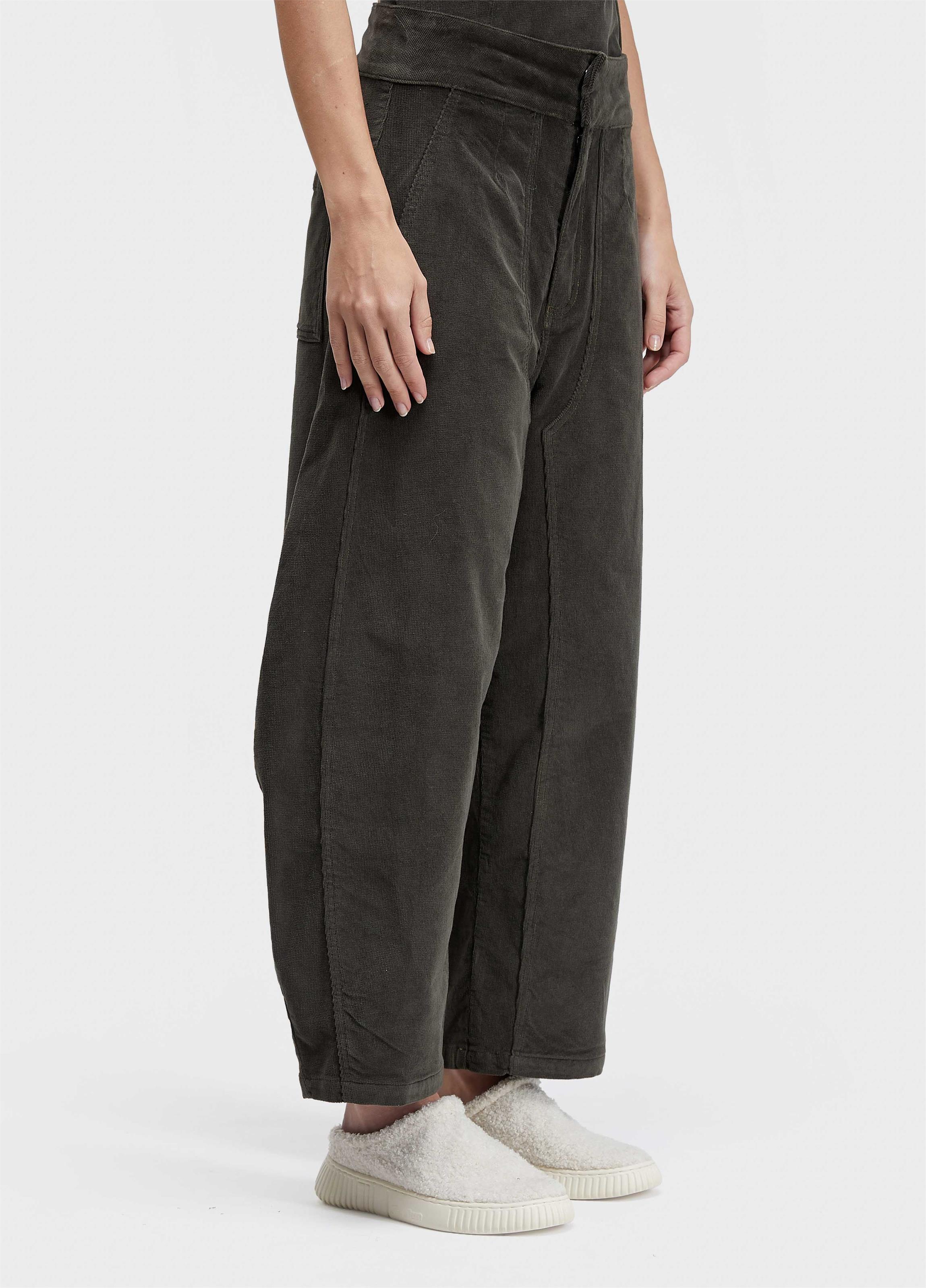 Calça recortes bolsos denim
