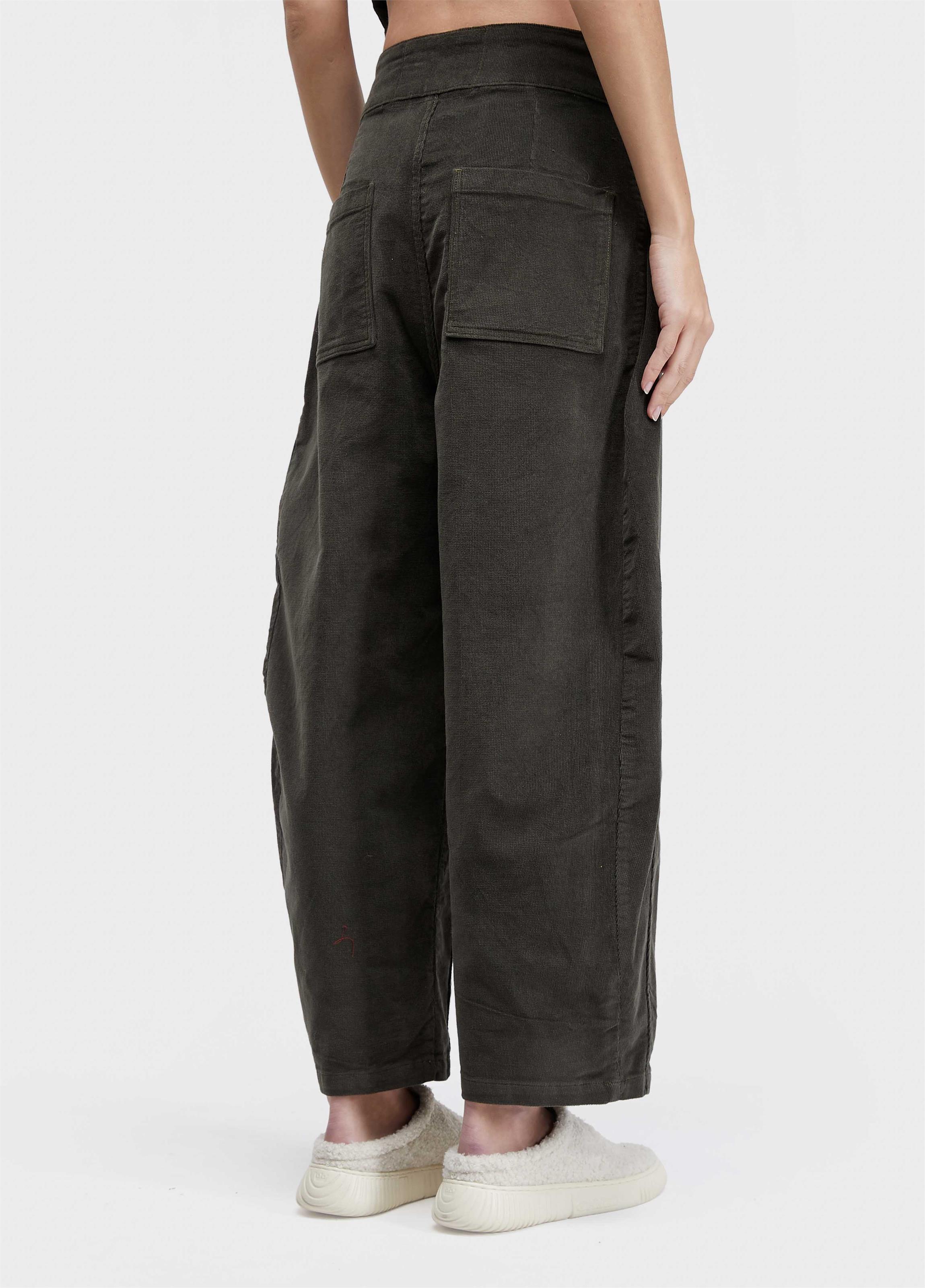 Calça recortes bolsos denim