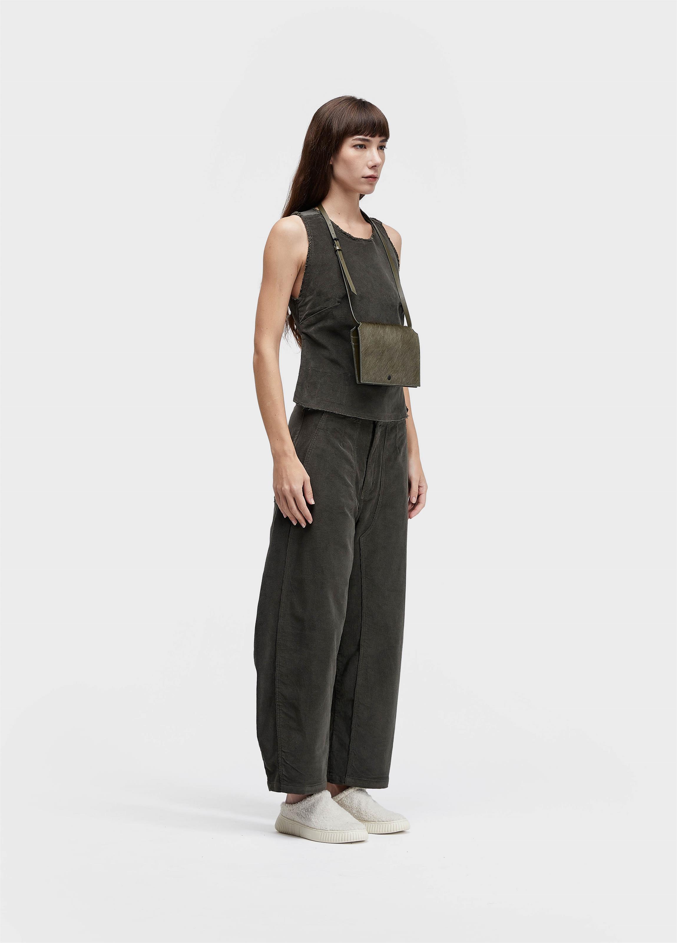 Calça recortes bolsos denim