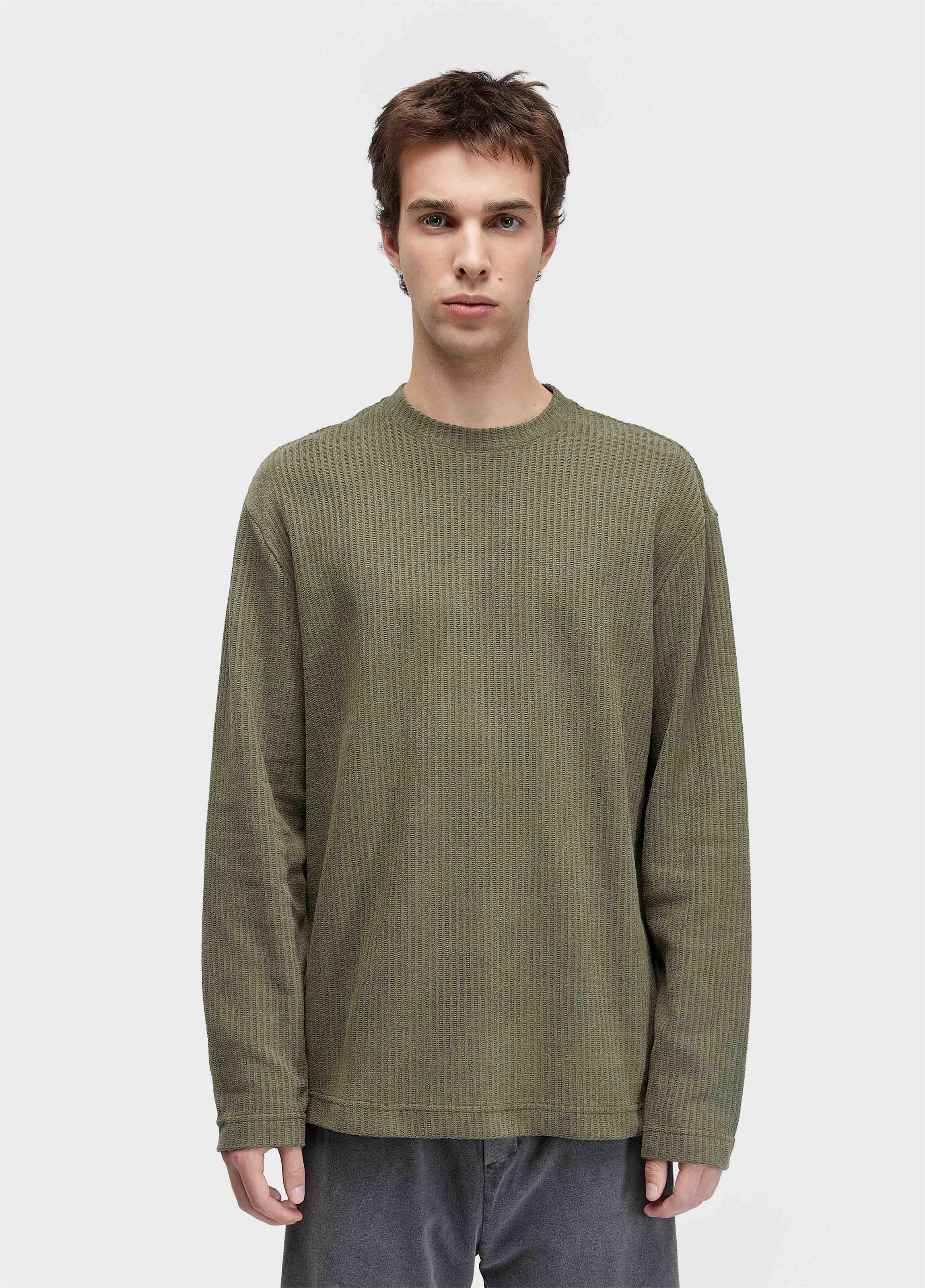 T-shirt over rustic canelado