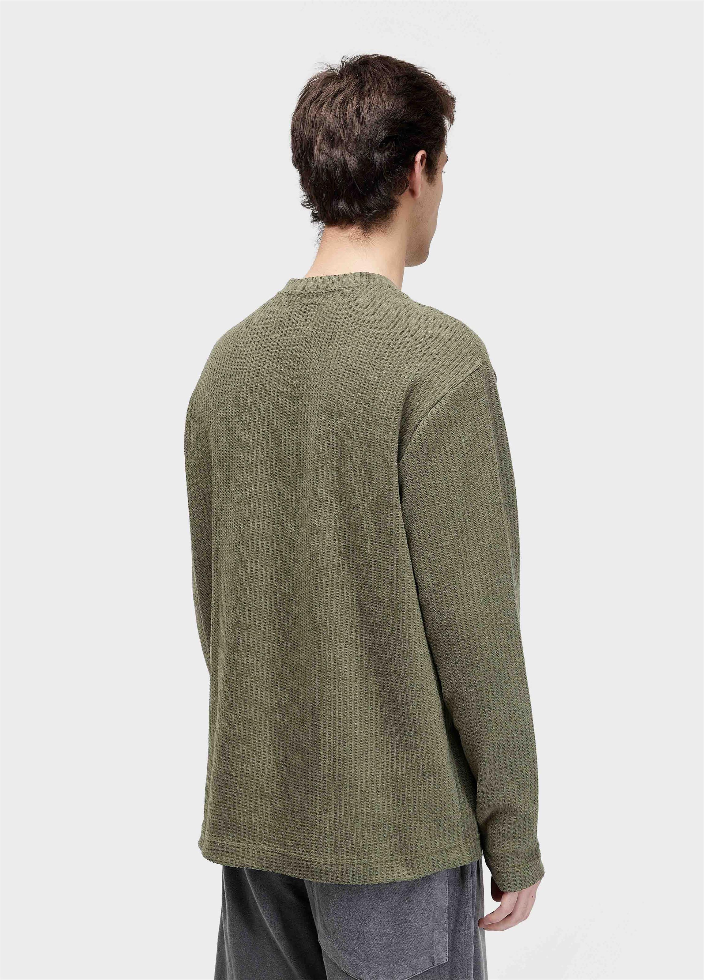 T-shirt over rustic canelado