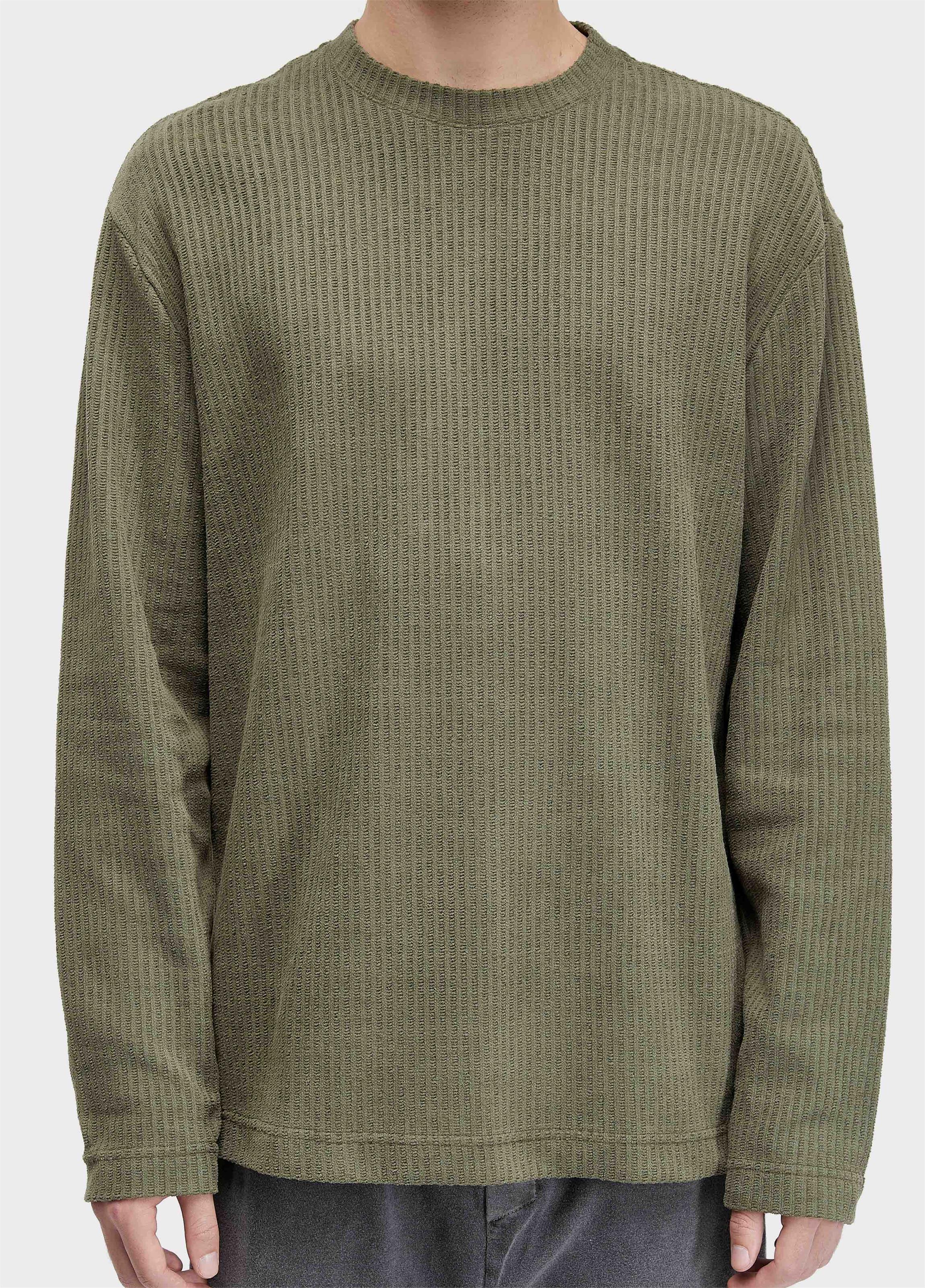 T-shirt over rustic canelado
