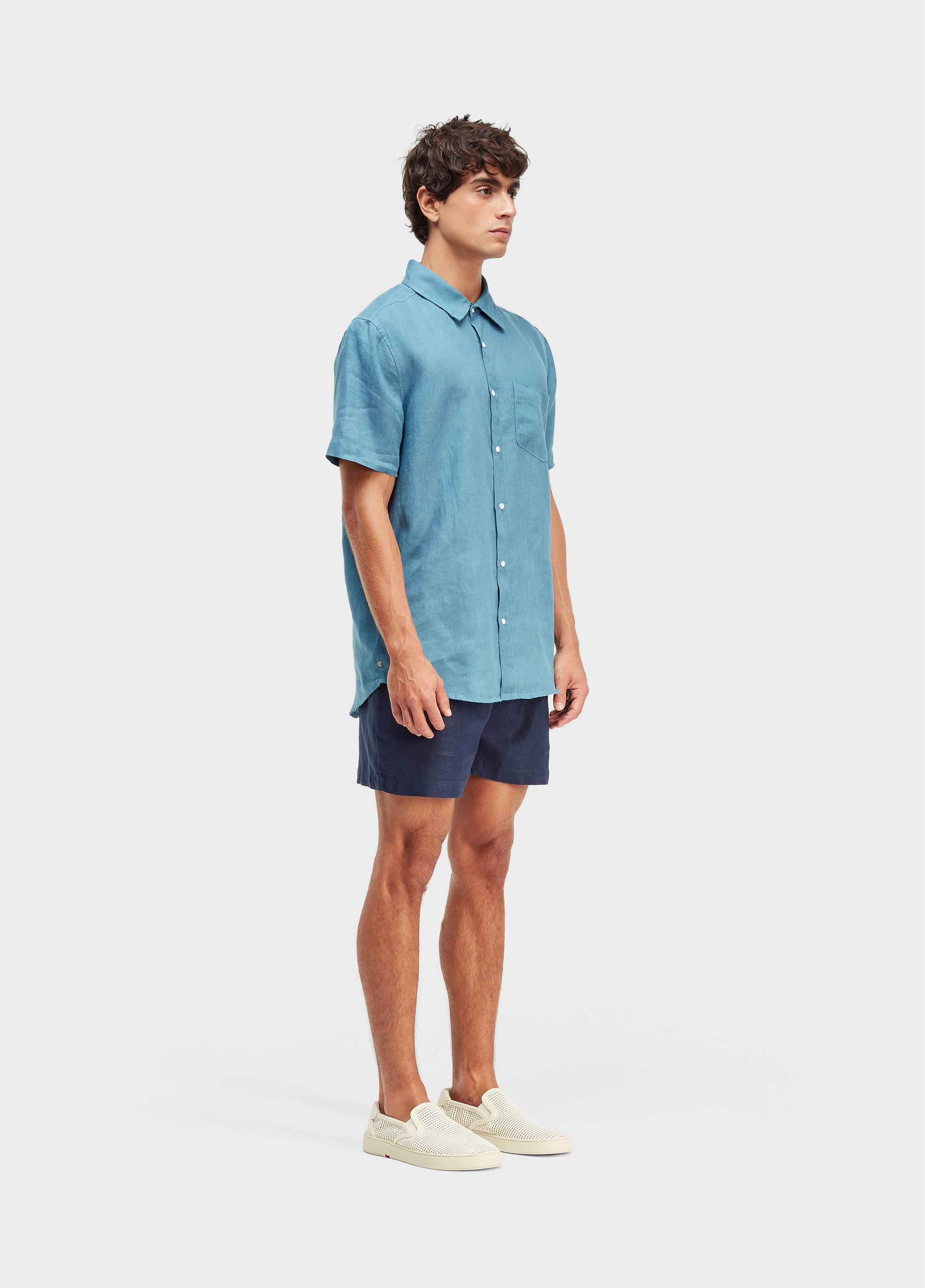 Short fluid linen pleats