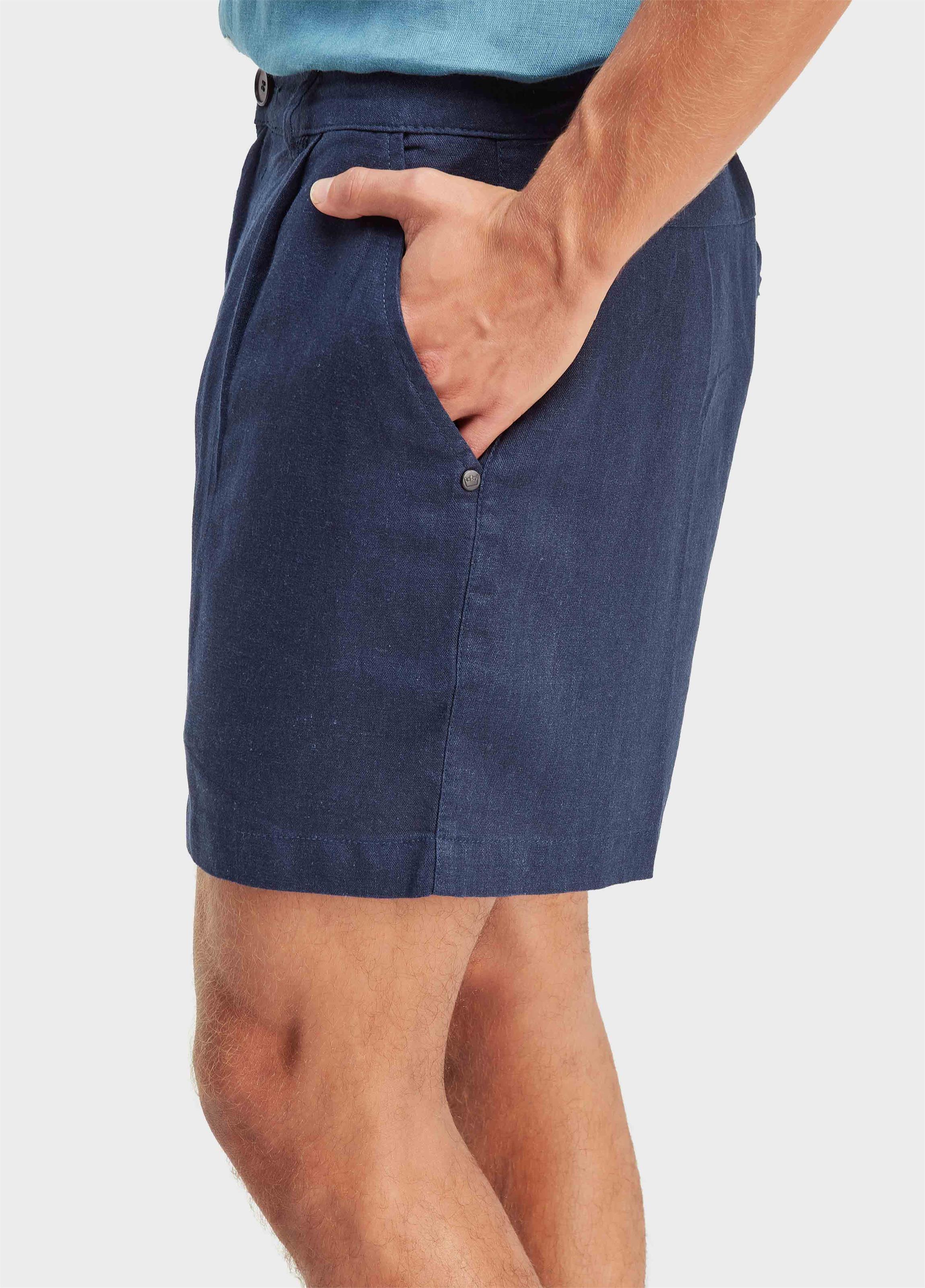 Short fluid linen pleats