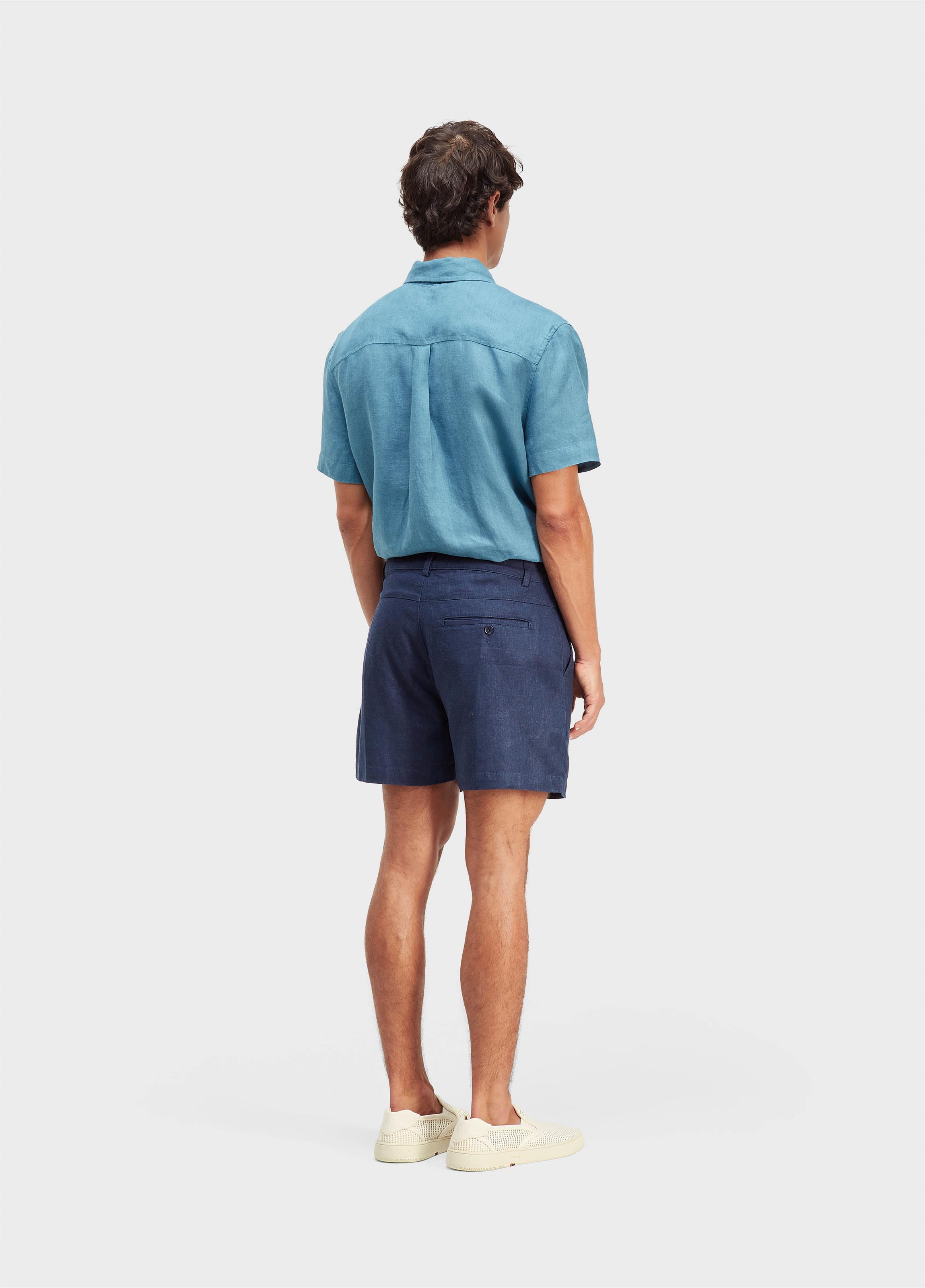 Short fluid linen pleats